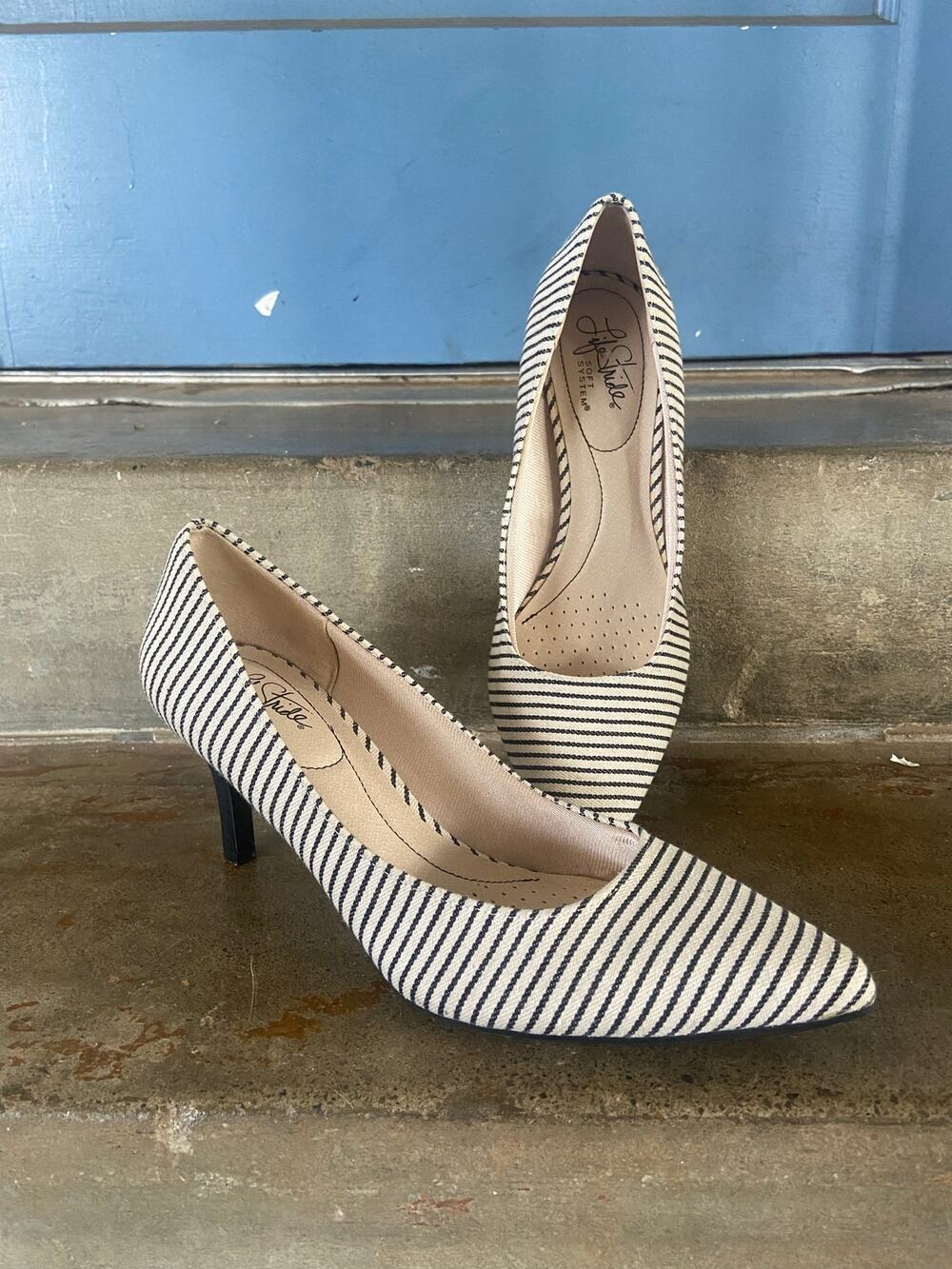 Lifestride black and cream fabric pointy toe classic style pumps
